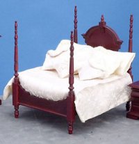 Four Poster Bed with linens